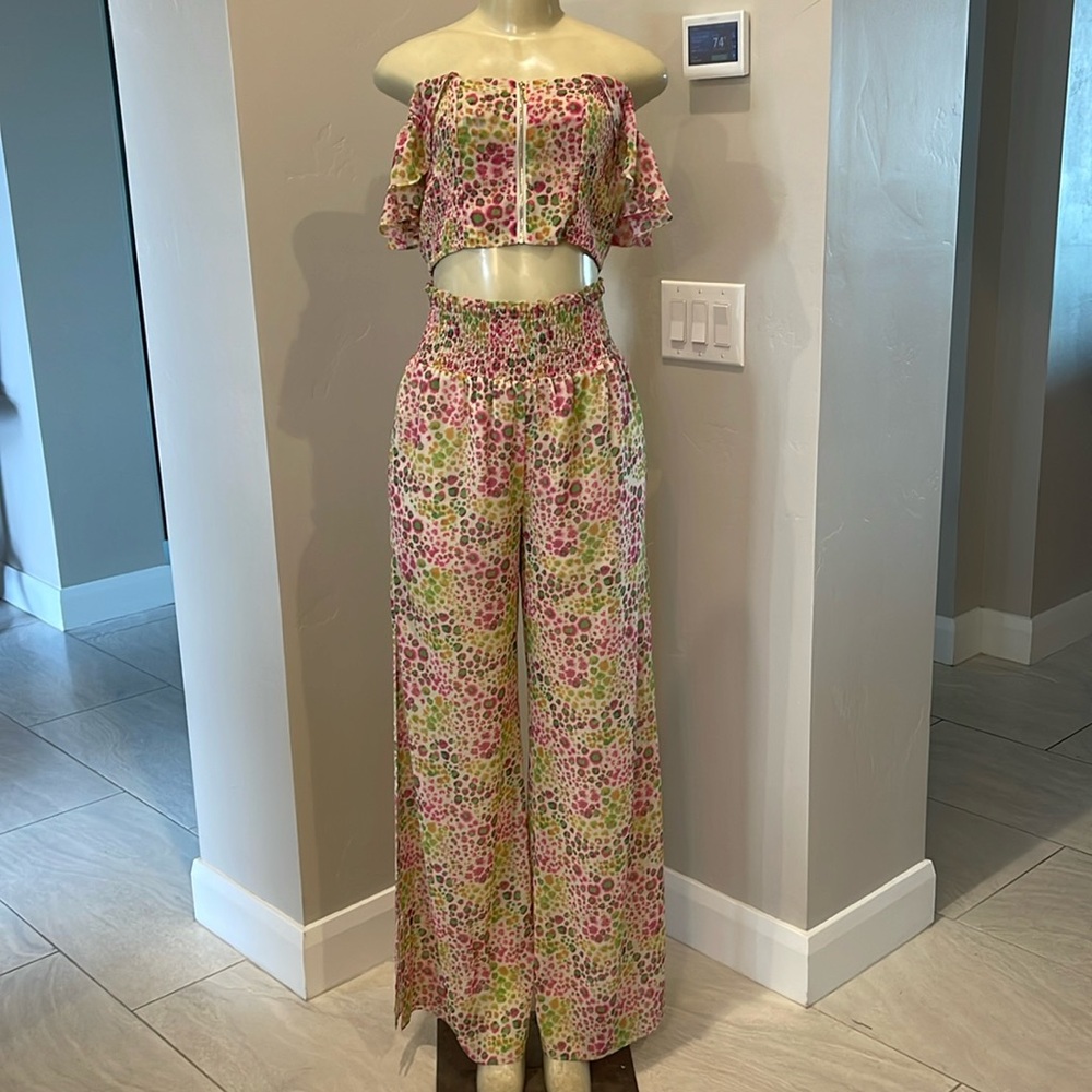 Marciano by Guess 2 pc outfit top is Medium bottom is small